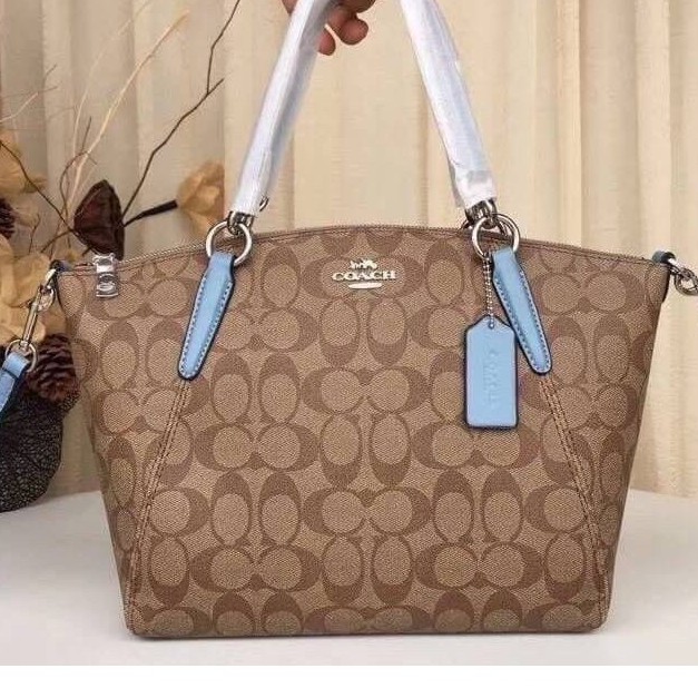 💰ผ่อนได้ 👜Coach Kelsey กระเป๋าสะพายทรงพัด 13"