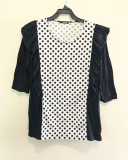 เสื้อลาย polka dot แขนสามส่วน แต่งระบายตั้งแต่ช่วงบ่าลงมา อก42”