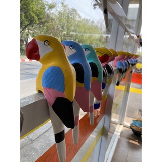 นกแก้วคละสีปูนปลาสเตอร์ใช้ตกแต่ง