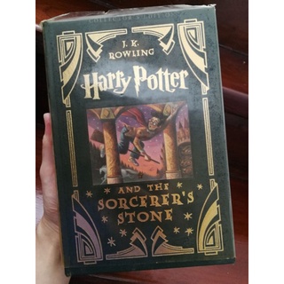 หนังสือแฮร์รี่พอตเตอร์ harry potter and the sorcerers stone ปก Collectors edition พิมพ์ 1 ปกหนัง ขอบทอง (ขายตามสภาพ)