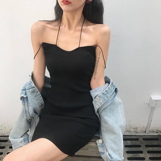 Akaqi🌼อารมณ์เซ็กซี่บางสะโพกกระโปรงเชือกแขวนคอเสื้อกันหนาวย่อหน้าสั้นๆป่าสีดำบางห้อยคอ bottoming ชุดหญิง