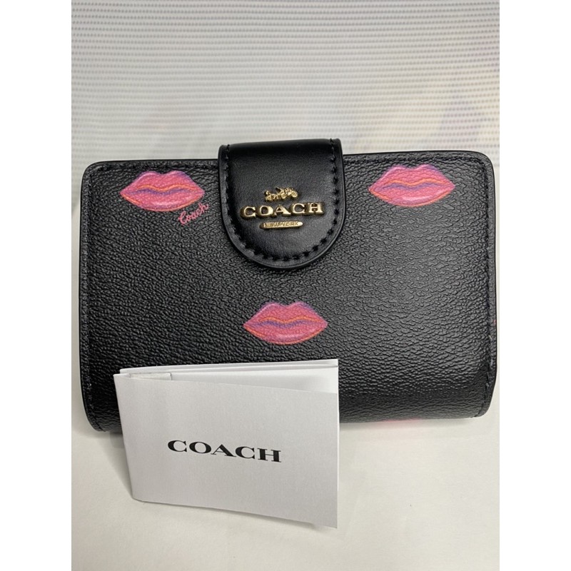 Coach Black Lips 💋 Medium Corner Zip Wallet  ☘️ขนาด 5”(L )x 3.5”(H) x 0.5”(W) ☘️กระเป๋าสตางค์ 2 พับ