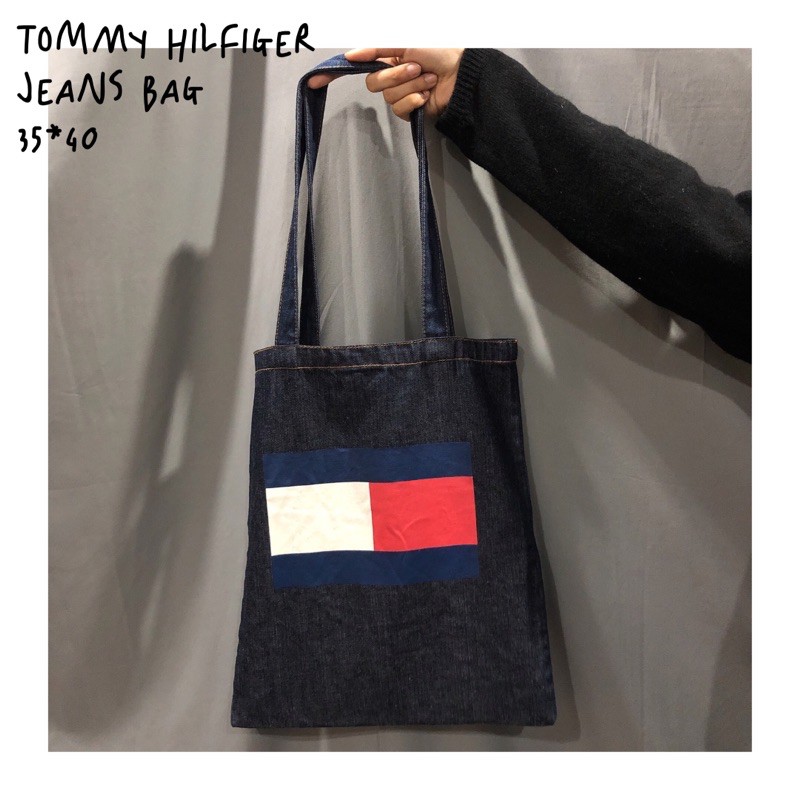 กระเป๋าผ้า Tommy Hilfiger