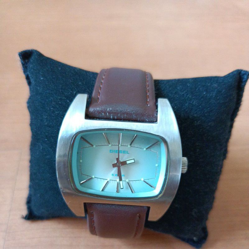 นาฬิกาแบรนด์เนมมือสองของแท้DIESELหน้าปัดสีฟ้า ตัวเรือนสีเงิน สายหนังสีน้ำตาล สภาพใหม่