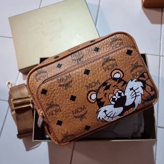 พร้อมส่งไทยฯ ใหม่ล่าสุด! UNISEX x KLASSIK CROSSBODY IN NEW YEAR TIGER VISETOS