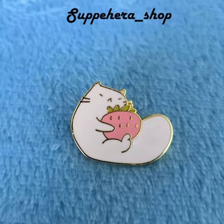 เข็มกลัด / หมุดโลหะ เจ้าแมวน้อยกอดสตรอว์เบอร์รีของเขา Adorable White Baby Kitty With Strawberry 🐺🍓 ( Hard Enamel Pin )