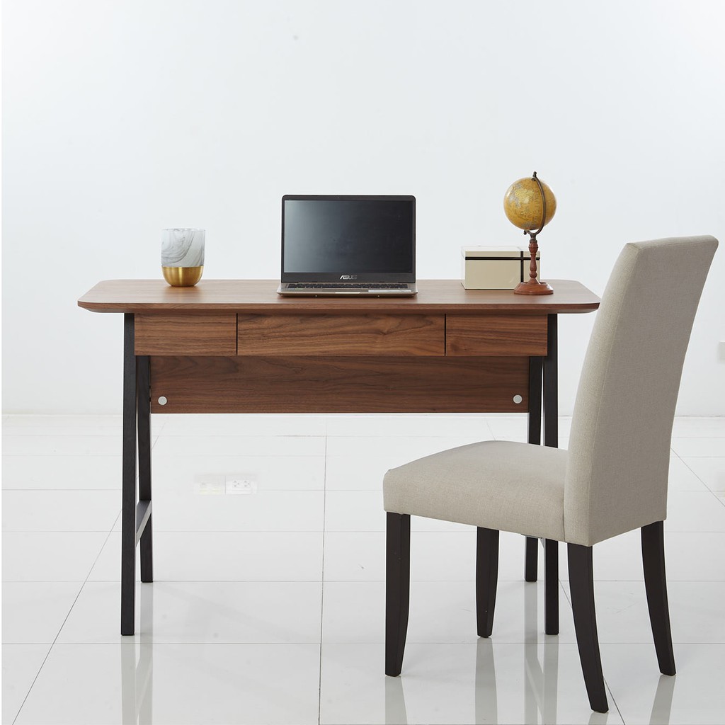 Modernform โต๊ะทำงาน รุ่น Maro มาพร้อมความสวยคลาสสิคของงานวีเนียร์