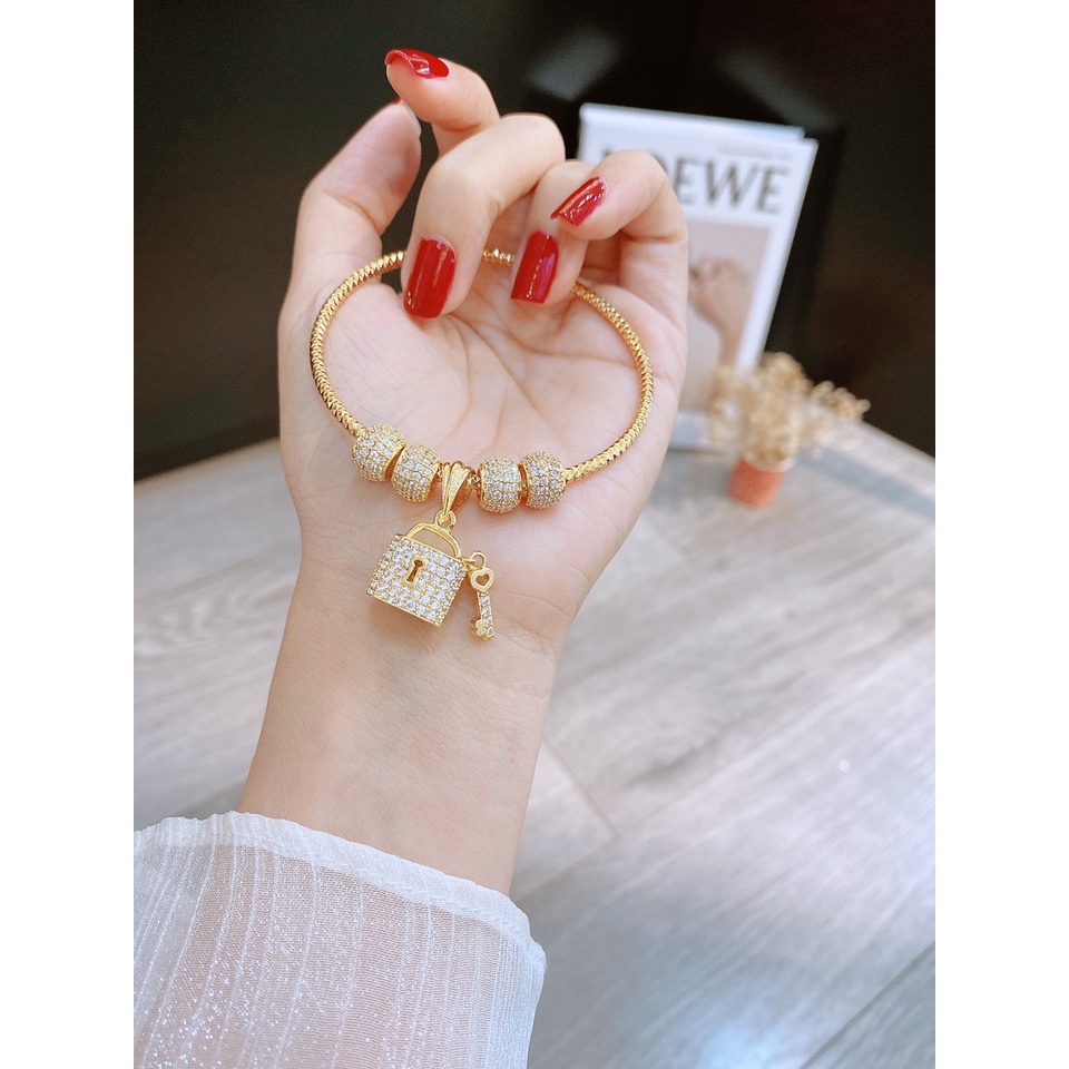 BEAUTIFUL CHARM BRACELET