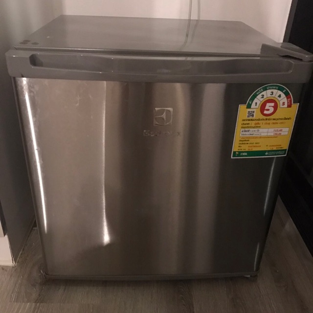 ตู้เย็น Electrolux มือสอง (ยังใหม่มาก)  ส่งฟรี! ตู้เย็นลูกเต๋า (1.6 คิว, สีเทา) รุ่น EUMO500SB
