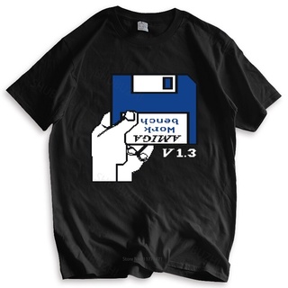 Commodore C64 เสื้อยืด ผ้าฝ้าย พิมพ์ลายเกม AMIGA GAMER GAMING ATARI WORKBENCH CULT VINTAGE RETRO แฟชั่นใหม่ สําหรับผู้ชา