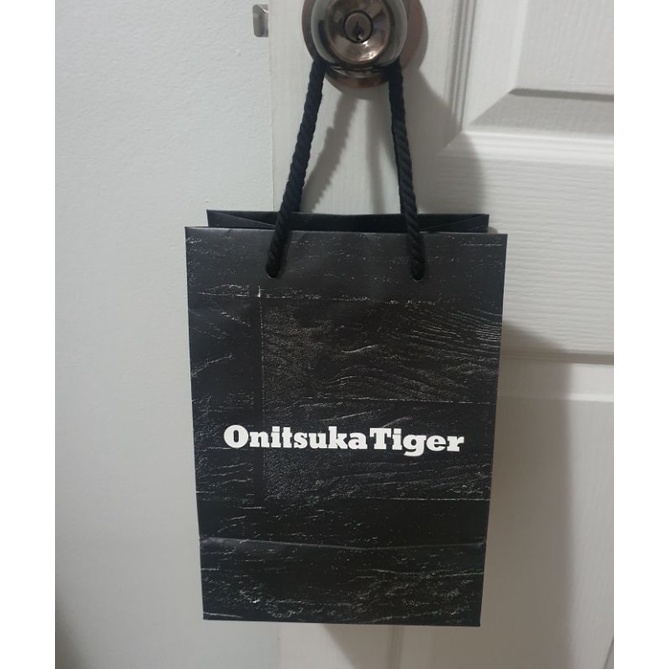 ถุงกระดาษ Onitsuka Tiger ของแท้ หูแบบเชือก รุ่นนี้ลาย สวยมาก
