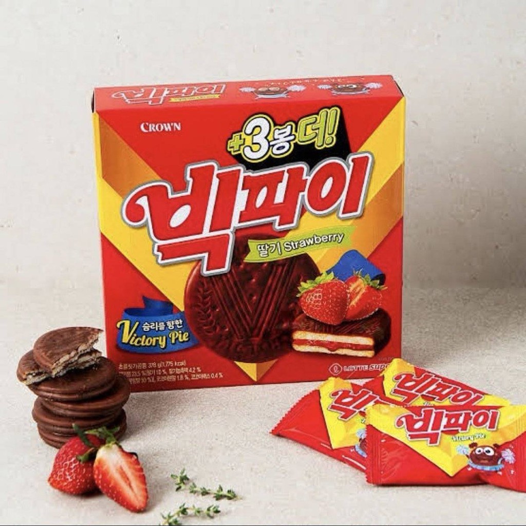 ขนมเกาหลี พายบิสกิตสอดไส้แยมสตรอเบอร์รี่เคลือบช็อกโกแลต crown victory pie strawberry 216g 크라운 빅파이