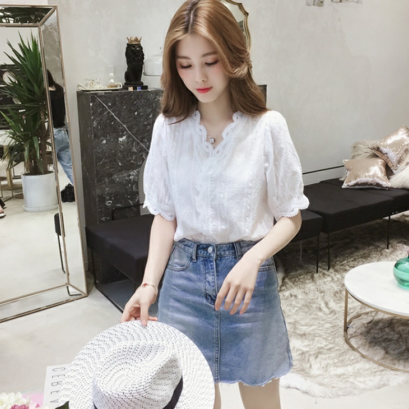 XiXilixiaojie คอวีแขนลูกไม้โคมไฟสีขาวเสื้อลูกไม้สไตล์ตะวันตกหญิงป่าซุปเปอร์นางฟ้าเสื้อเสื้อขนาดเล็ก