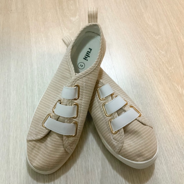 รองเท้าcotton on ไซส์40-41 ฟรีลทบ.