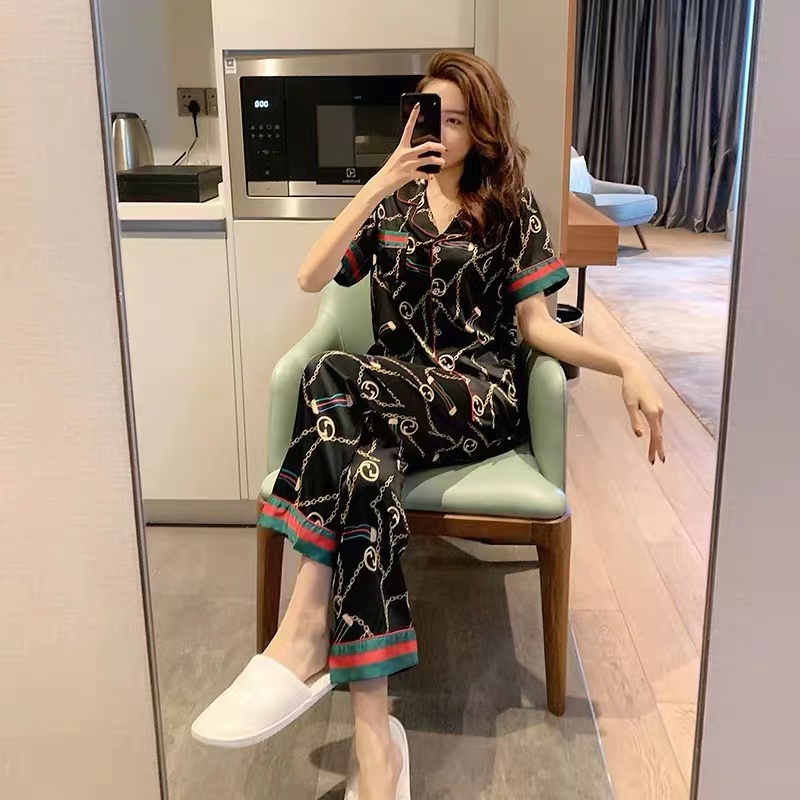 5555-1 พร้อมส่ง!!! ชุดนอนสตรี และ บุรุษ ชุดนอนซาตินแขนสั้นขายาว สไตล์เกาหลีน่ารักมีหลายไซส์หลายสีให้เลือก สินค้าคุณภาพดี