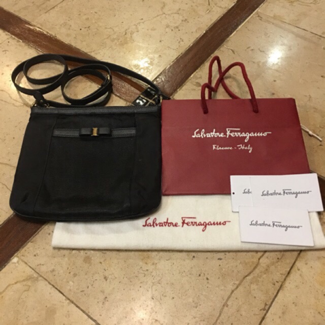 ต้องซ่อม FERRAGAMO  bag diagonally over VARA GROS 21C170 CLEO NERO BK crossbody