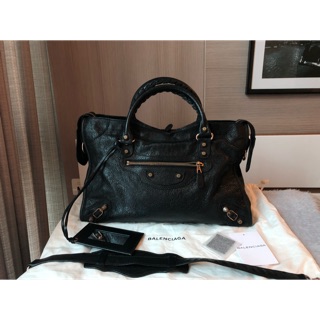 Used balenciaga city in black rose gold hardware สภาพสวยงาม มีร่องรอยการใช้งานทั่วๆไป หนังดำเงาอยู่เลยค่า