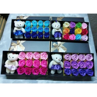 ของขวัญวันวาเลนไทน์ ตุ๊กตาหมีพร้อมกุหลาบ 12 ดอก ไล่เฉดสี กุหลาบทำจากผ้ามีกลิ่นหอมอ่อนๆ ขนาด 23 * 11.5 * 4.5CM