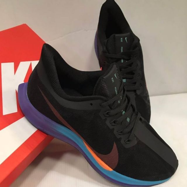 รองเท้าผ้าใบ Nike