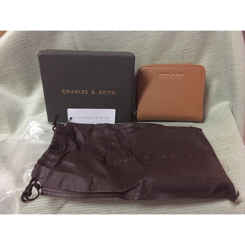 กระเป๋าตังค์ใบสั้น CHARLES & KEITH