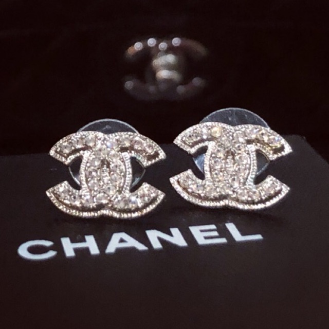 ต่างหู Chanel ของแท้ 100% นะคะ ขนาด1.8cm อปก. กล่อง ถุงผ้า ริบบิ้น เพชรวิ้งมากๆๆๆส่งต่อของแม่ค้าเอง