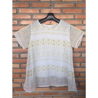 เสื้อคอกลมแขนสั้นสีครีม ลายเหลืองเขียว มีซับในบางๆ CCW Size M อก 40” ยาว 26”