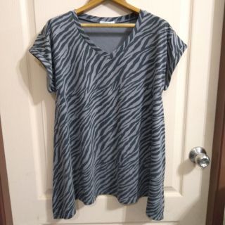 เสื้อลายม้าลายสีเทา คอวี ตัวยาวคลุมสะโพก