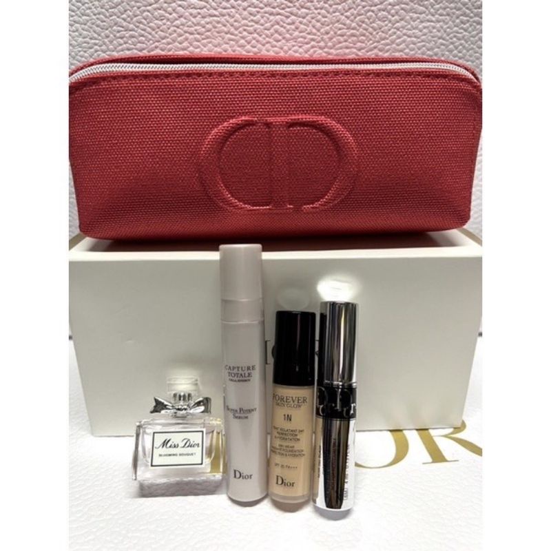 ชุดกระเป๋าเครื่องสำอางค์ Dior สีชมพูบานเย็น พร้อมเครื่องสำอางค์และน้ำหอมขนาดทดลอง แท้💯