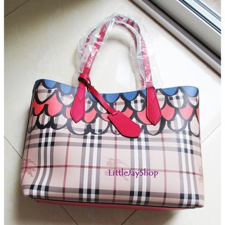 กระเป๋า Burberry รุ่น The Small Reversible Tote - Poppy Red ของแท้