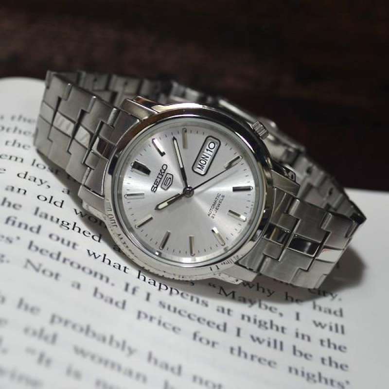 นาฬิกา SEIKO 5 Automatic รุ่น SNKK65K1 นาฬิกาข้อมือผู้ชาย สายสแตนเลส สีเงิน ของแท้ ประกันศูนย์ Seiko ไทย 1 ปีเต็ม