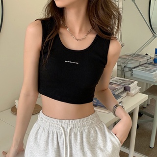 เสื้อกล้ามทรงเข้ารูปของผู้หญิงพร้อมดีไซน์ที่เป็นเอกลักษณ์ กี…