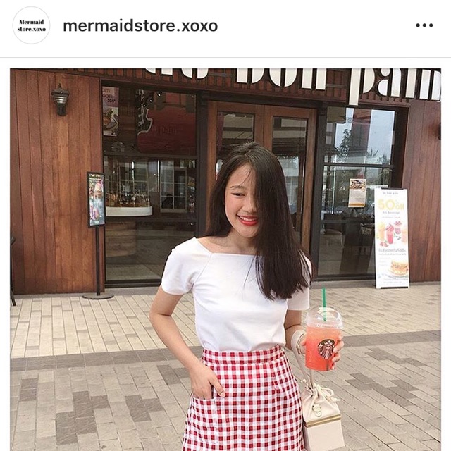 เสื้อครอปคอเหลี่ยมสีขาว ร้าน mermaidstore.xoxo