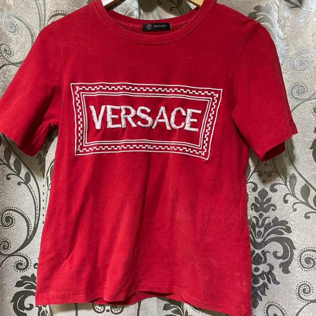 เสื้อยืดเวอซาเช่ สีแดง งานผ้าเด้ง ผ้าดี นุ่มลื่นมาก