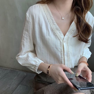 เสื้อแขนยาวผ้าสปันฉลุลาย แต่งแถบลูกไม้ติ้งเล็กๆ ติดกระดุมหน้า จั๊มพ์ปลายแขน ใส่แล้วน่ารักเกาหลีมากๆค่ะ