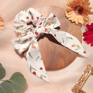 White Tulip bowtie scrunchie สครันชี่ผูกโบว์ ลายทิวลิปสีขาว