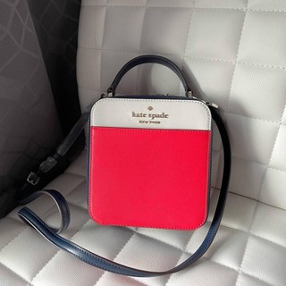 👑ผ่อน0%~แท้100%👑  กระเป๋าครอสบอดี้ สีแดง / ขาว  WKR00312 Kate Spade Daisy Vanity Crossbody