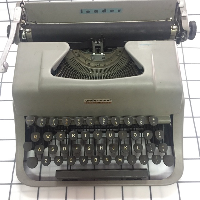 เครื่องพิมพ์ดีดวินเทจ Underwood Golden Touch leader ยังใช้งานตามปกติ