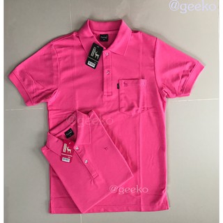 polo shirt คอปกสีชมพูพีกาซัส แขนสั้น สีพื้นแบบชาย เป็นทรงตรงมาตรฐาน มีกระเป๋าที่หน้าอก Men Polo Shirts