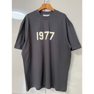 FEAR OF GOD FOG ESSENTIALS 1977 PRINT COTTON T-SHIRT เสื้อยืดคอกลมแขนสั้น เฟียร์ออฟก๊อด เอฟโอจี เอสเซนเชียล ค.ศ.1977