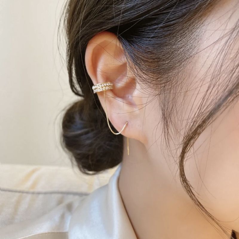 ต่างหูหนีบคริสตัล มุก ห้อยโซ่ • Crystal Pearl Chain Ear cuff