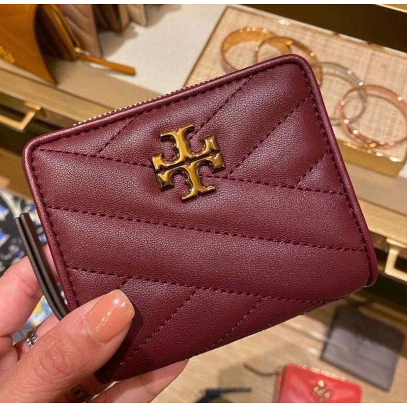 พร้อมส่ง 🔥Sale 4199🔥งานช็อป กระเป๋าสตางค์ Tory Burch KIRA CHEVRON BI-FOLD WALLET สี imperial Garnet