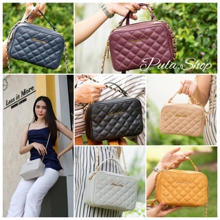 Gina | จีน่าAnnes Cher Crossbody Bag 
กระเป๋าสะพายทรงกล่อง เย็บลายตาราง ผลิตจากหนังชามัวร์ หนังวัวแท้