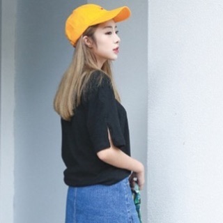 เสื้อยืดน่ารักลายคอกลมสีดำพื้น แหวกตรงปลายแขนเสื้อ