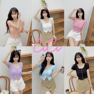 Cici ❣🇹🇭🚚พร้อมส่ง❣(NO.152)เสื้อครอปแขนสั้นคอกลม ผ้าอัดยับแต่งกระดุมสีเรนโบว์ผ้าดีเบาสบายน่ารักสุดๆ