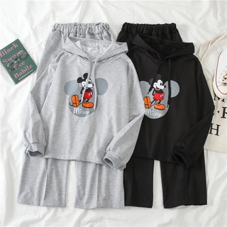 เสื้อกันหนาวแขนยาว มีฮู้ด พิมพ์ลาย Disney Mickey Mouse และกางเกงขายาวลําลอง แฟชั่นคู่รัก สําหรับเล่นกีฬา จํานวน 2 ชิ้น ต่อชุด