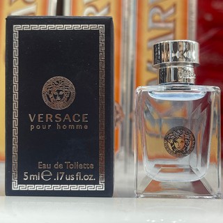 มีกล่อง 5 mL. Versace Pour Homme EDT น้ำหอมสีฟ้าใส จากเวอร์ซาเช่  ให้กลิ่นหอมอบอวนจากพืชพรรณไม้บริสุทธิ์ ช่วยปลุกพลัง