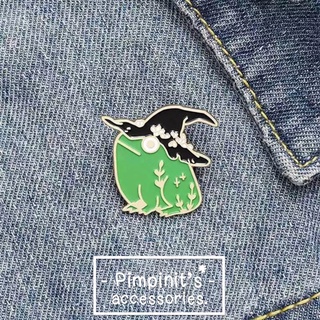 🇹🇭 พร้อมส่ง : 🐸 เข็มกลัดลายกบสีเขียวใส่หมวกสีดำ | Green Frog On Black Hat Enamel Brooch Pin.