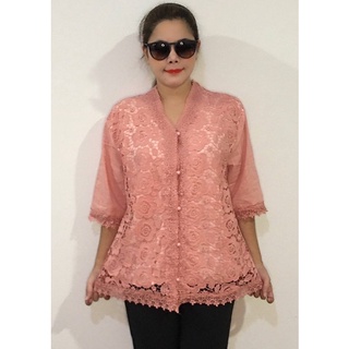 เสื้อลูกไม้ปกปีกด้านหลังเรียบสวยหรูใส่สบายกระดุมมุกด้านหน้า