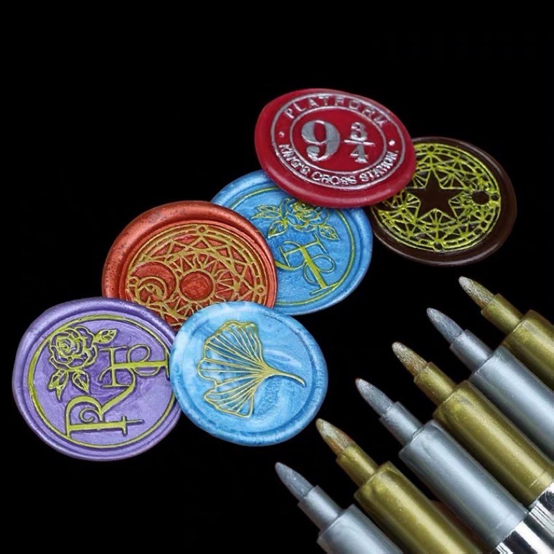 ปากกาเน้นลวดลายของครั่ง สีไม่หลุดแม้สัมผัสโดน มีสีเงินและสีทอง