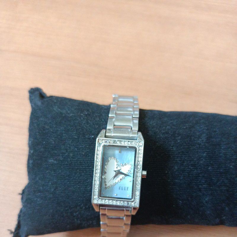 นาฬิกาแบรนด์เนมELLEหน้าปัดสีฟ้าอ่อนล้อมเพชร ตัวเรือนสีเงิน สายสแตนเลสสีเงินของแท้มือสองสภาพสวย